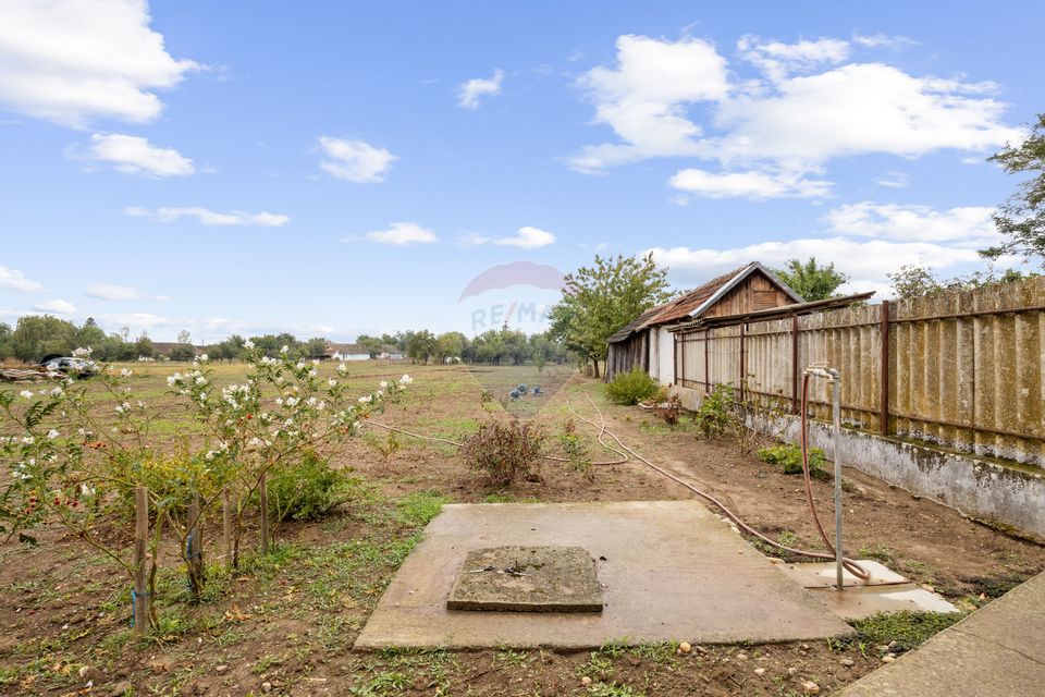 Casa si teren 2173 mp de vanzare in Tipar , la 12km de Chisineu Cris