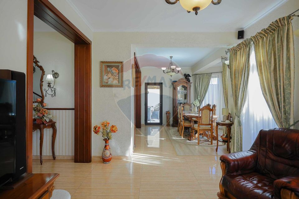 De vânzare vilă cu 7 camere, drum privat, în zona de Dealuri