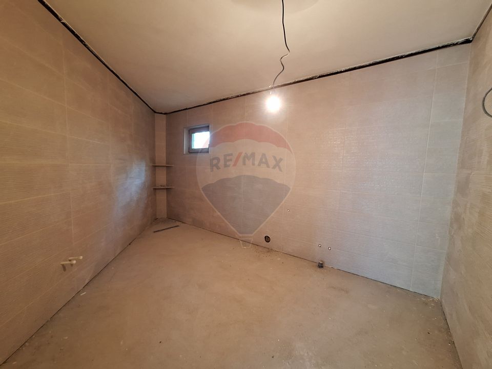 Casă / Vilă la gri aproape gata sa devina " acasa" !