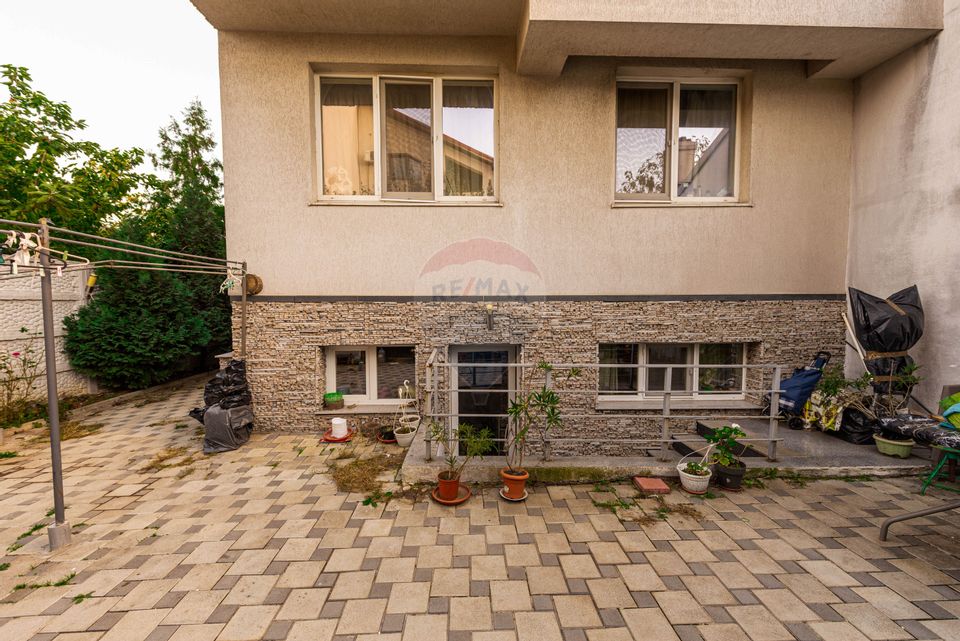 Special 3-room apartment, detached, for sale, 100sqm own courtyard