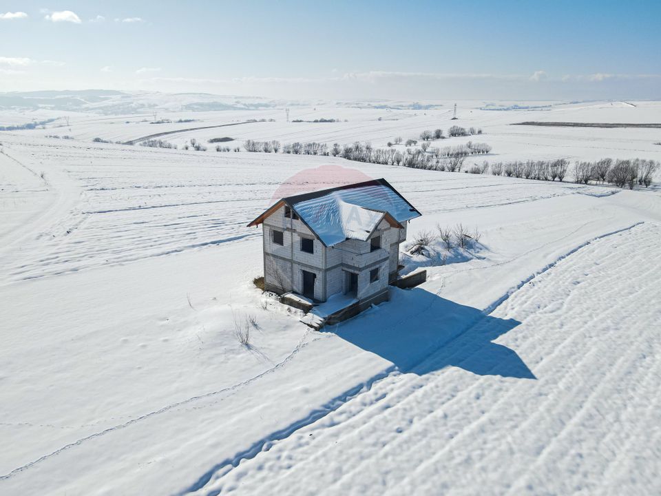 Casă de vânzare + 4300 mp teren