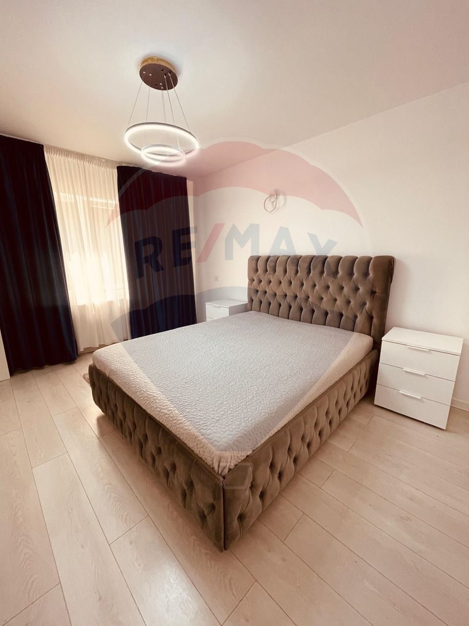 Casă / Vilă cu 4 camere de vânzare în zona Calea Calarasilor