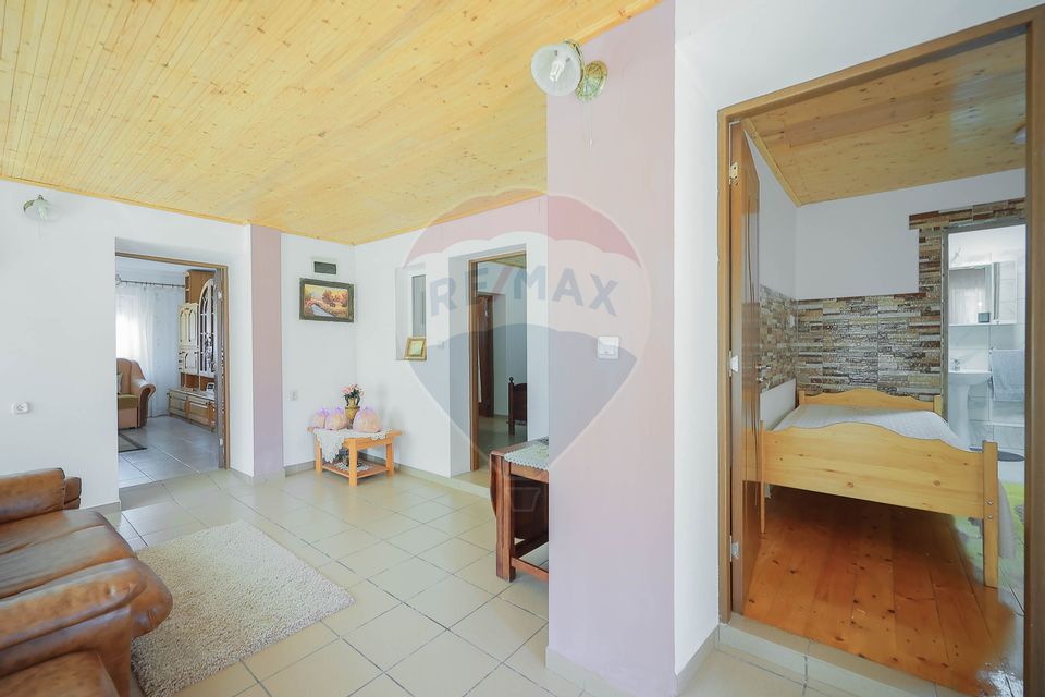 Casă și teren de 1397 mp de vânzare în Ineu, la 18 km de Oradea