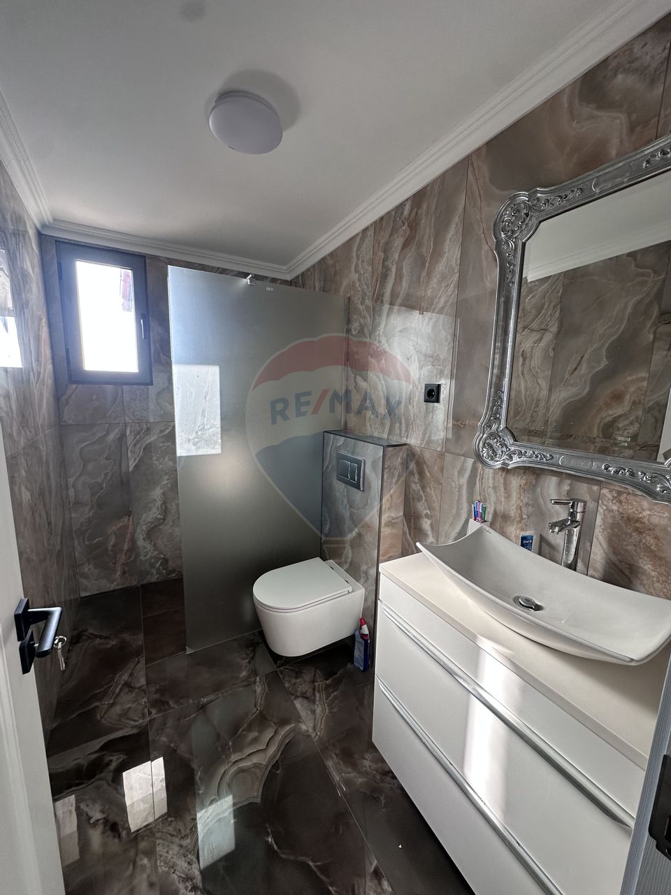 Apartament cu 4 camere de vânzare