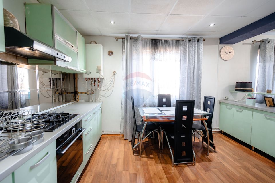 Apartament cu 4 camere de vânzare în zona Trivale