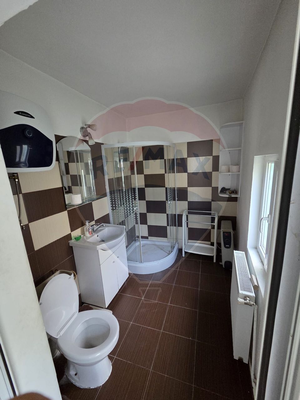 Ansamblu casa de locuit, hala productie ,spatiu de birouri si teren