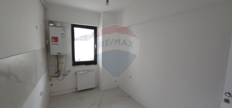 Apartament cu 3 camere de vânzare în zona Andronache