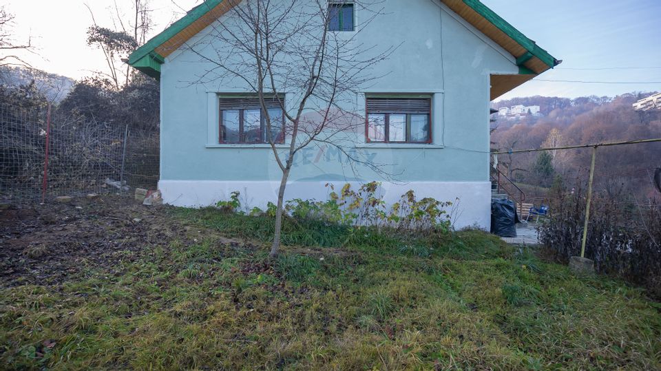 Property with impressive land of 1700sqm in Scheii Brașovului