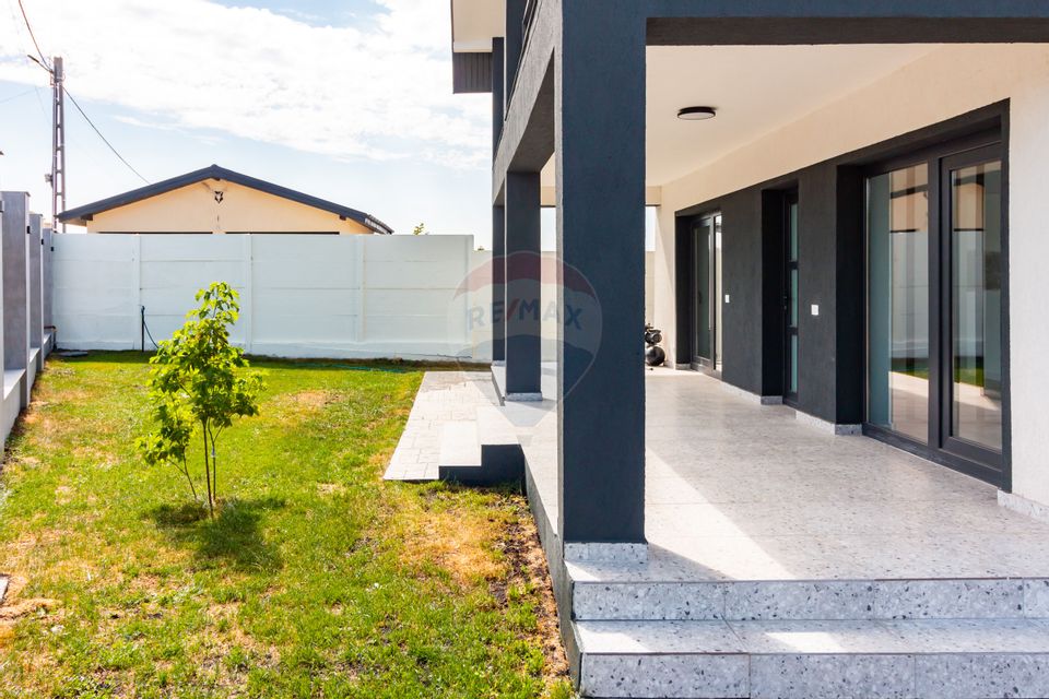 House / Villa in Balotesti, near the lake, street with new houses