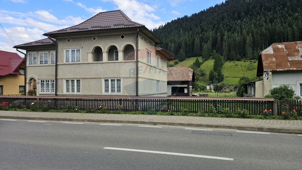 Casa 225 mp, teren intravilan 4822 mp C. Moldovenesc, Suceava