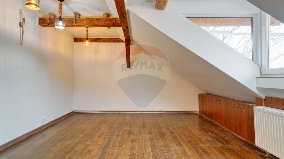 REZERVAT! Apartament generos, 6 camere, 3 băi, str Castelului