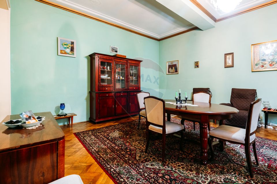 Apartament spațios cu grădină proprie într-o vilă interbelică renovată