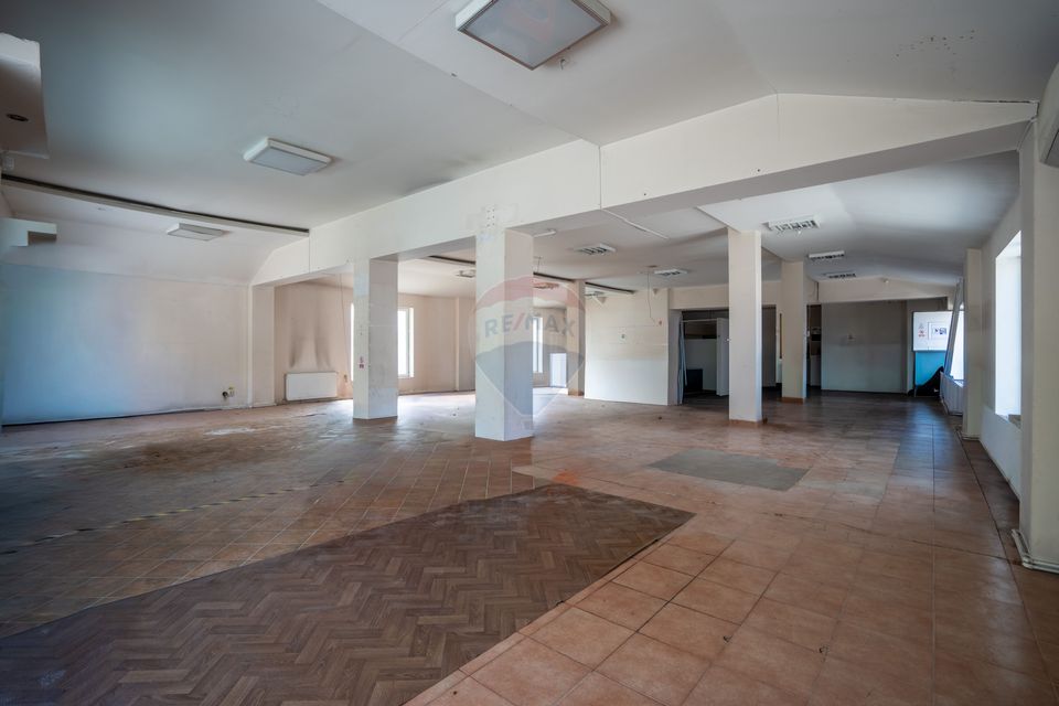 Spațiu comercial de 372 mp parcare 40 locuri + opțiune extindere