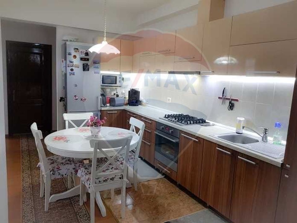 Apartament cu 3 camere de vânzare în zona George Enescu