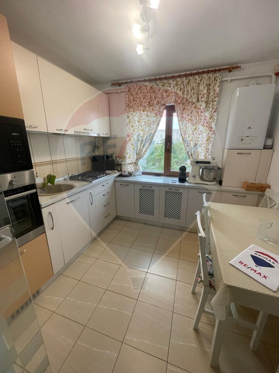 Apartament cu 3 camere de vânzare în zona Rovine