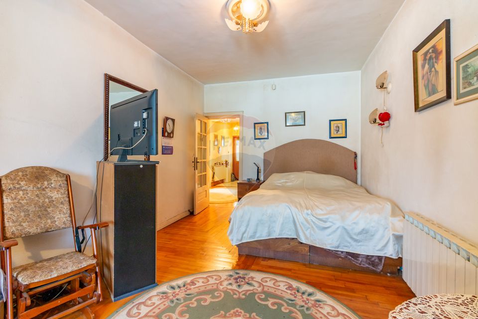 Casă / Vilă cu 4 camere de vânzare în zona Giulesti Sarbi