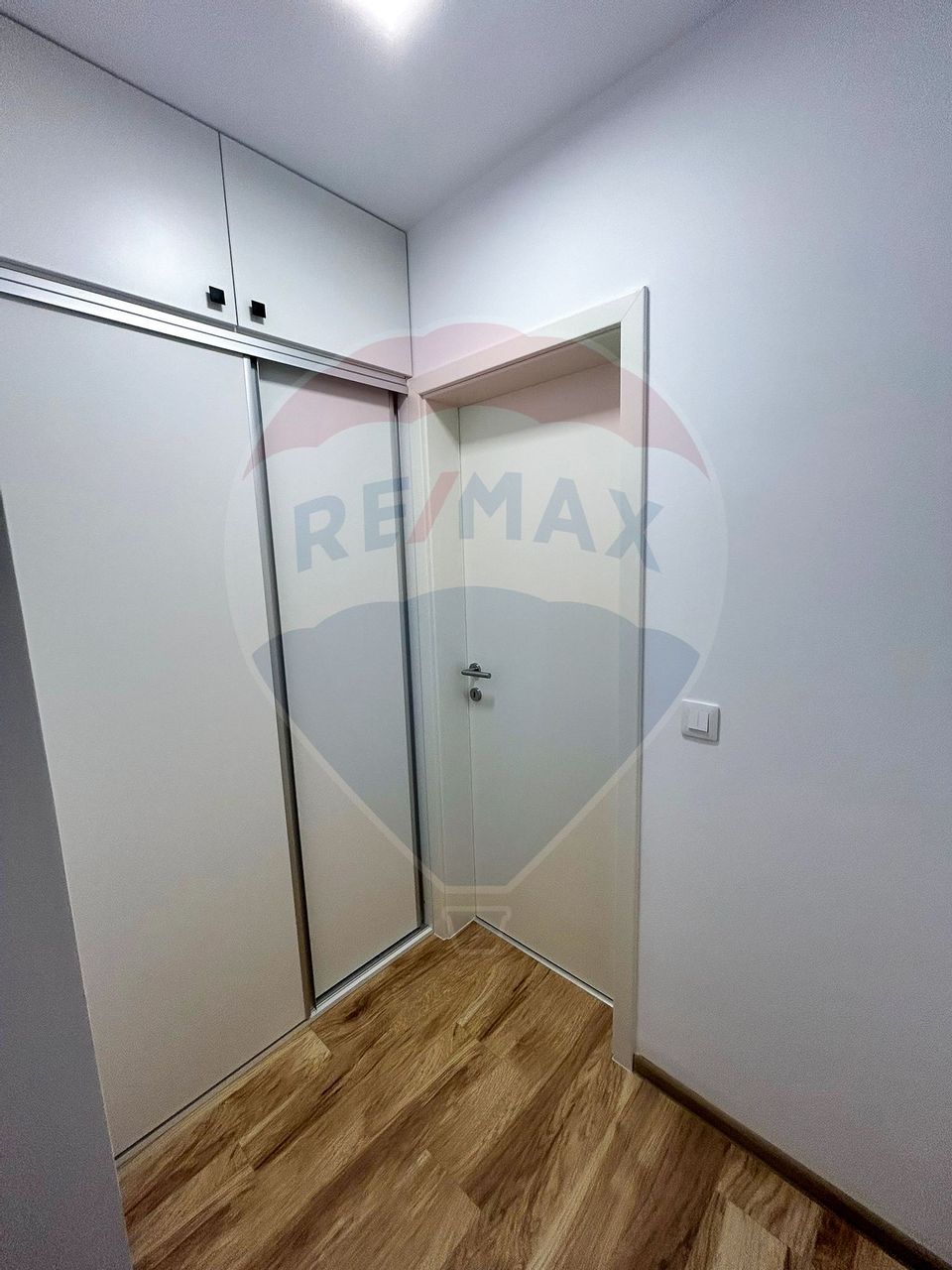 Apartament cu 3 camere de vânzare în zona Tractorul