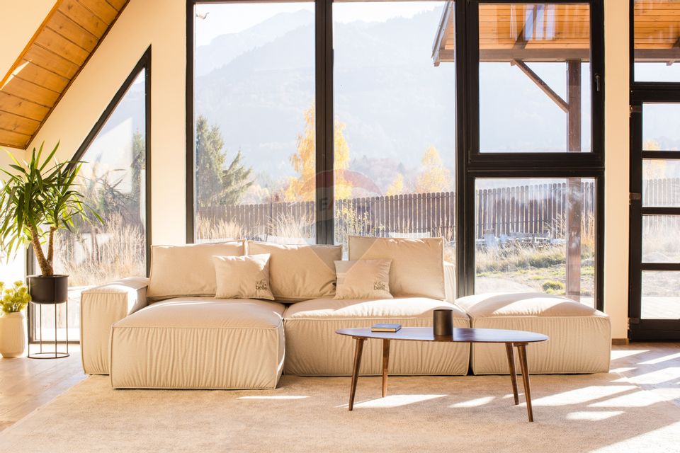 Vilă tip A-Frame, pe un platou montan, vedere panoramica catre Bucegi