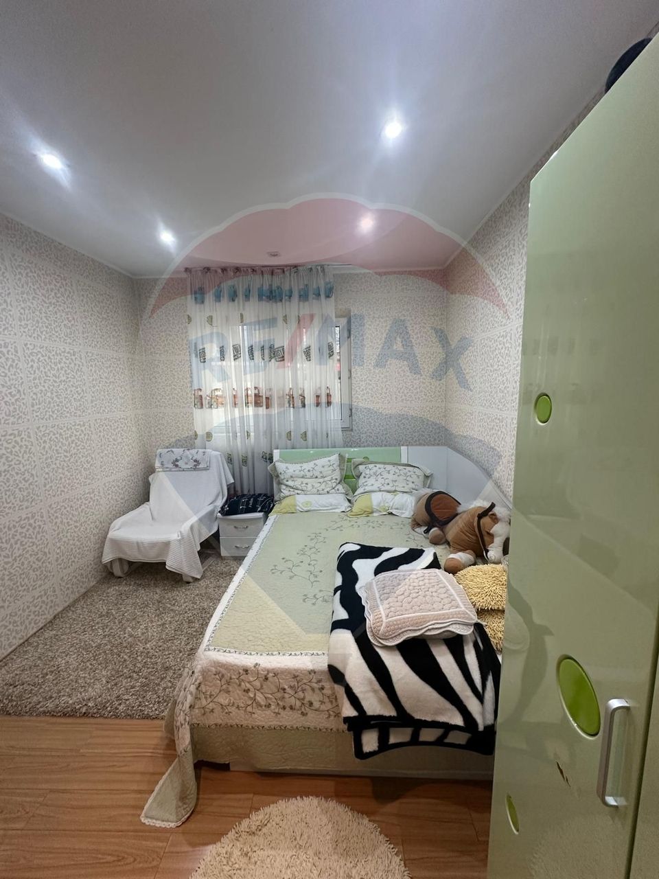 Casă spațioasă 6 camere, 2 băi, garaj spatios și terasă