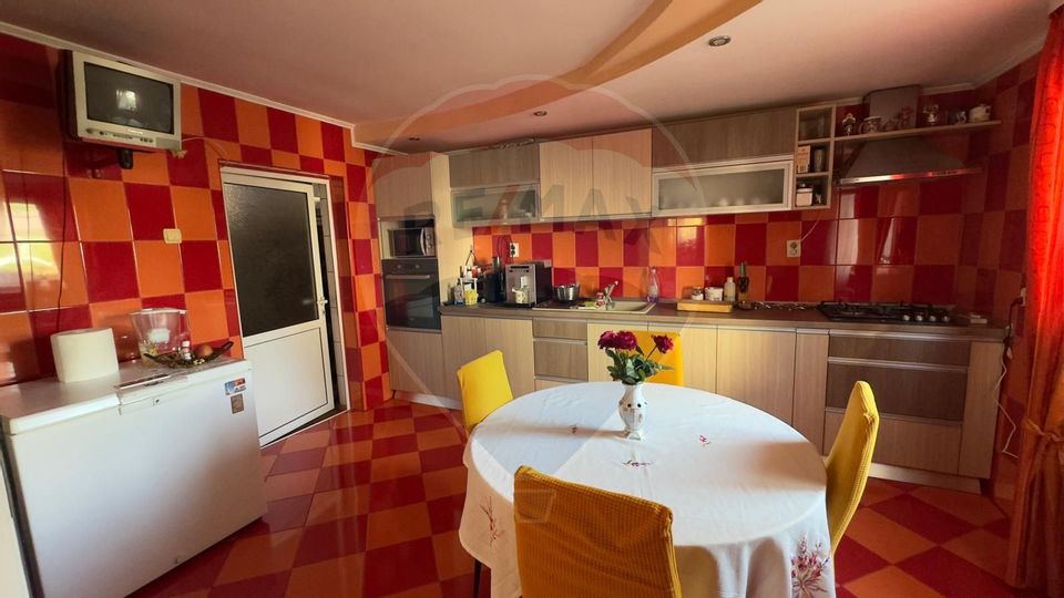 De vânzare 2 Corpuri de Casa si Teren 1388 mp in Geamăna, Bradu