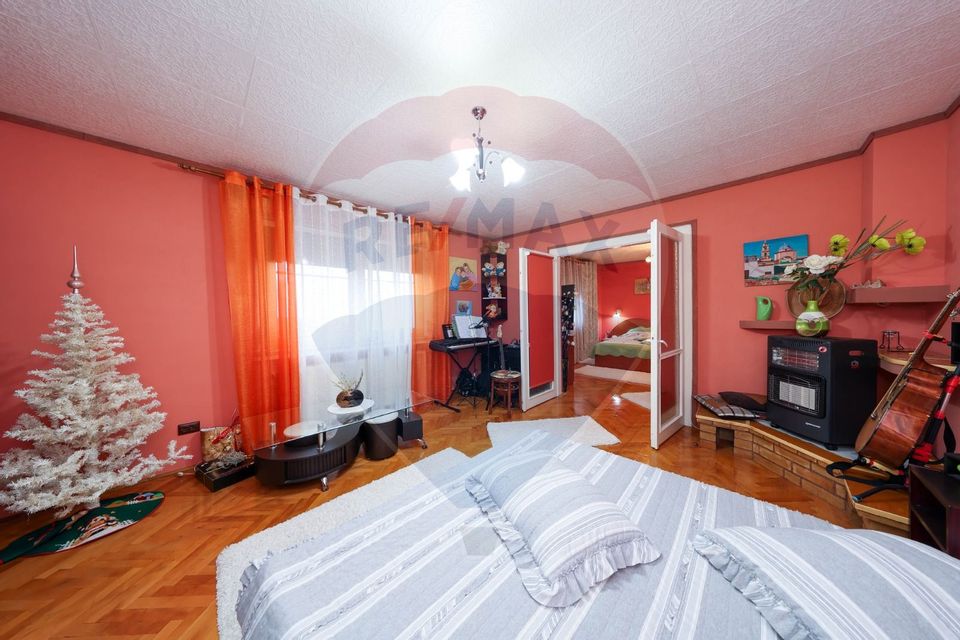 Apartament cu 3 camere, in casa,  în zona Centrul Istoric!