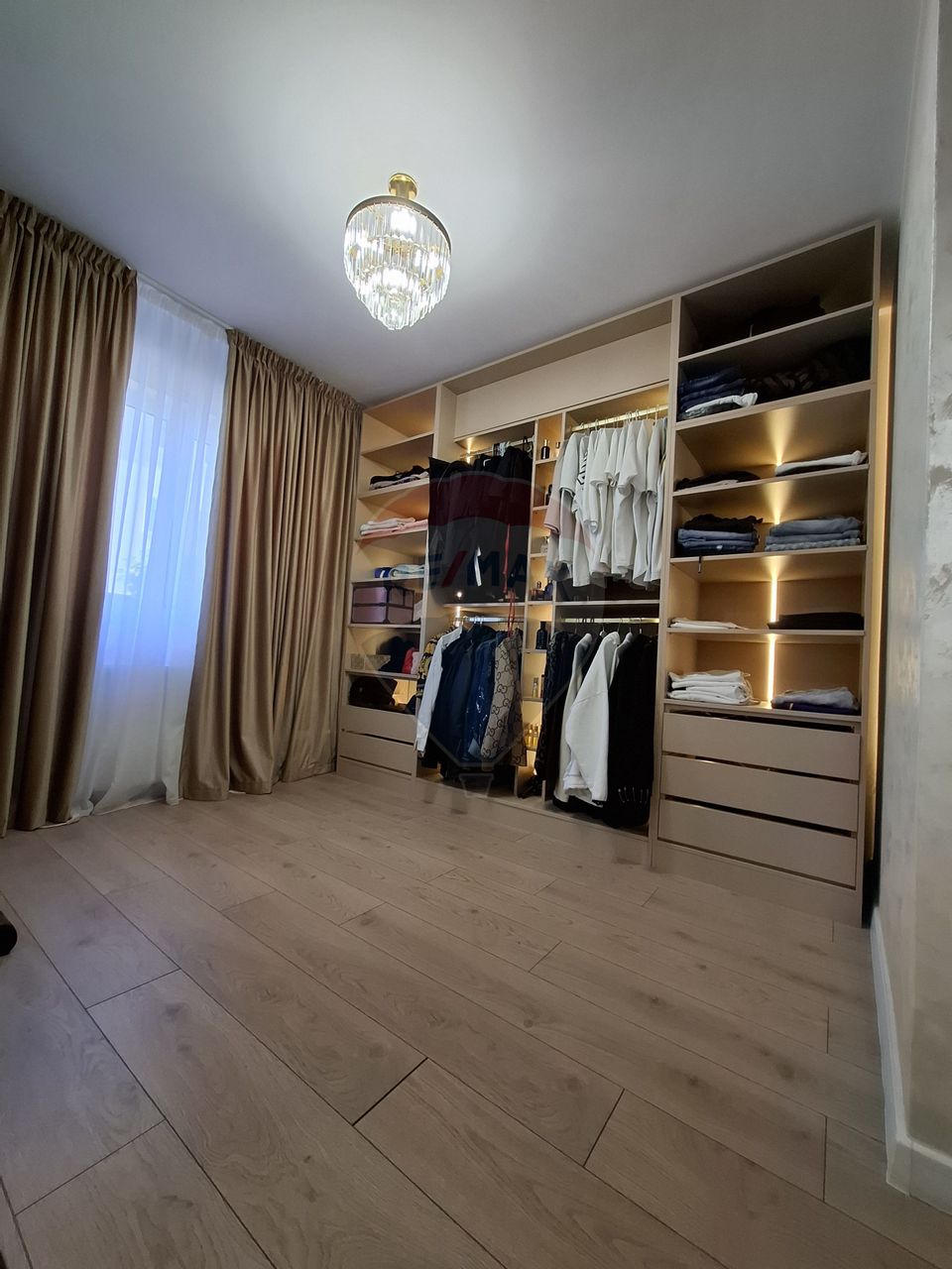 Apartament cu 3 camere  cu loc de parcare si curte proprie -de vânzare