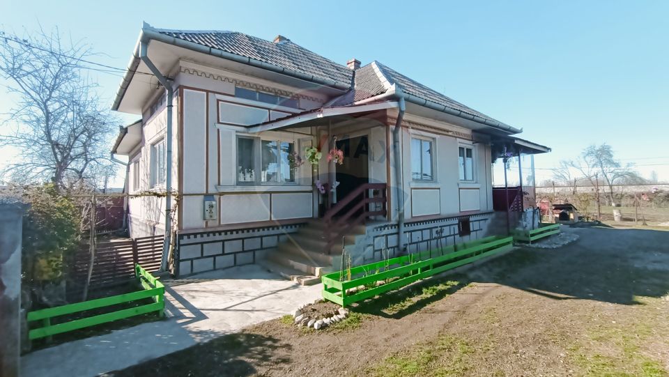 Casă cu teren de vânzare în Ulmeni, strada Vasile Lucaciu