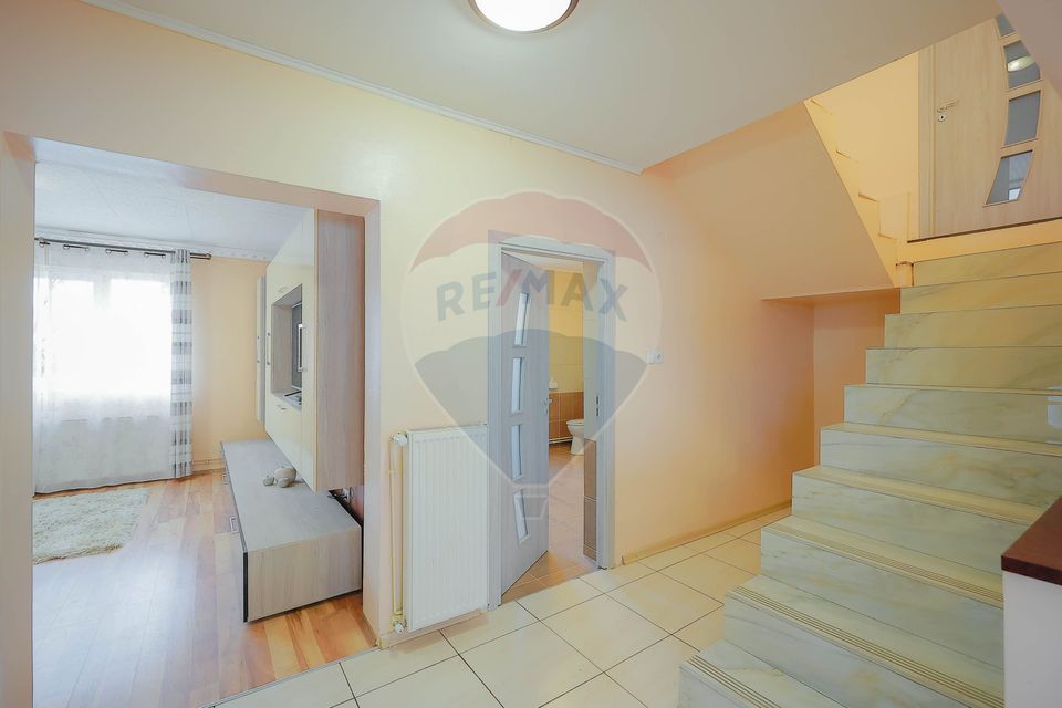 Casă familie mare Episcopia, 6 camere, garaj, curte 500 mp, de vânzare