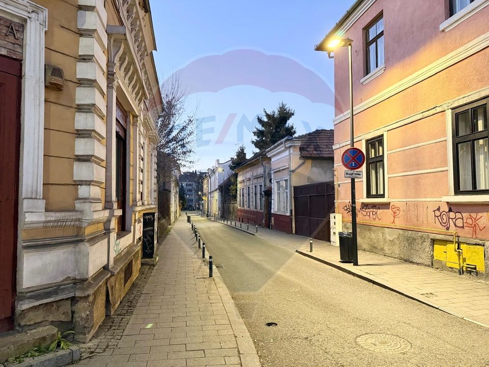 Apartament 4 camere, pe 2 niveluri si curte comuna în Centru