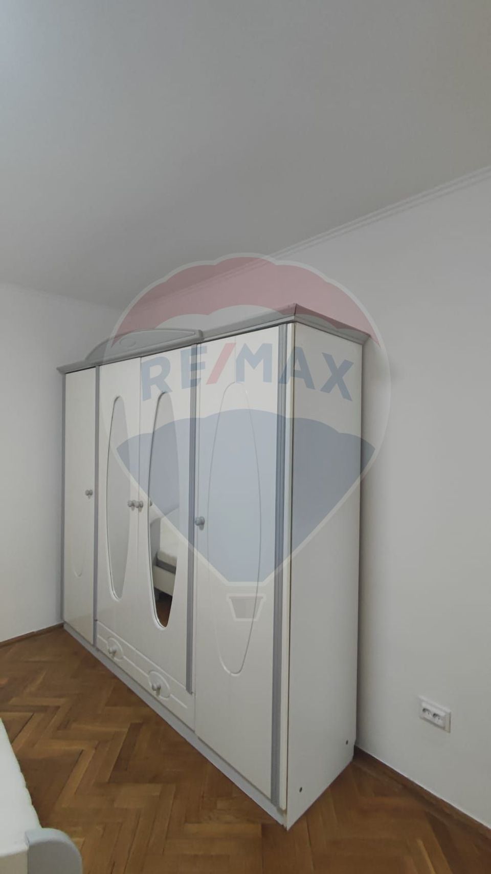 De inchiriat apartament 3 camere spatios  etaj 1 Splaiul Crisanei