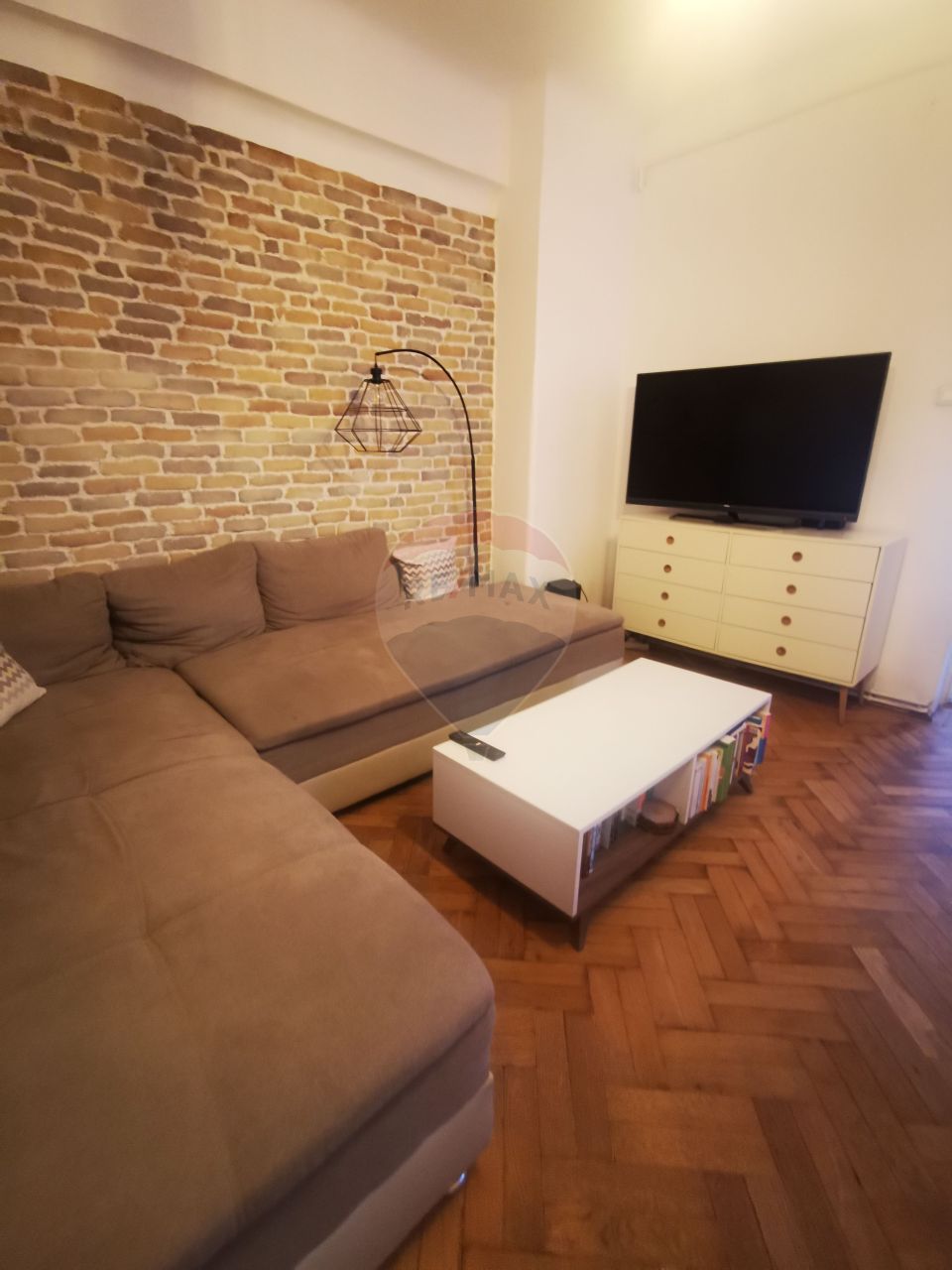 Apartament cu 2 camere de vânzare, cu parcare, în zona Ultracentral