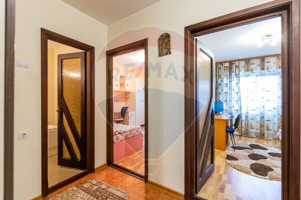 Apartament cu 4 camere de vânzare în zona Milcov
