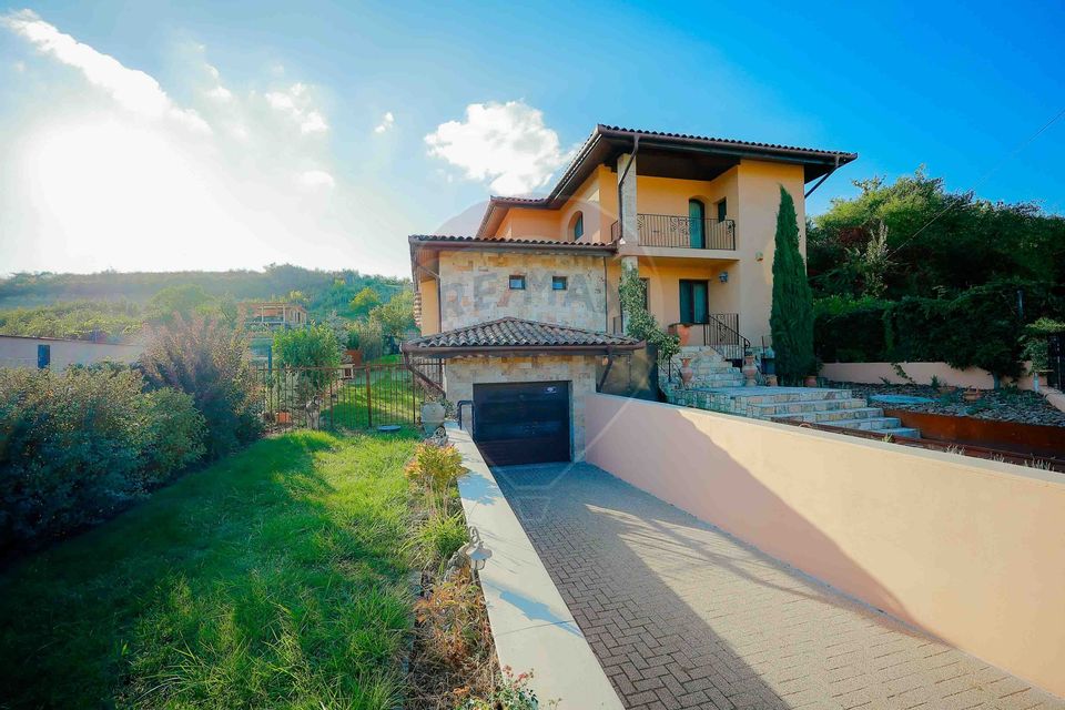 Casă / Vilă cu 5 camere de vânzare în zona Dealuri Oradea