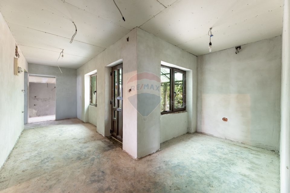 Casă cu 3 camere de vânzare, renovată la gri, teren 3300m Variașu Mare