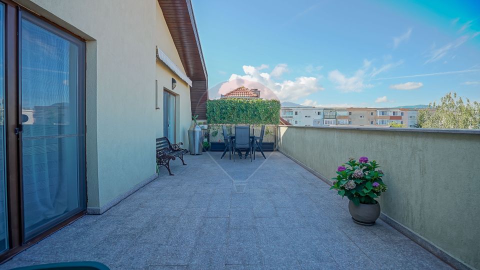 !! VANDUT !!  Apartament spațios, terasă proprie, Tractorul, Brașov