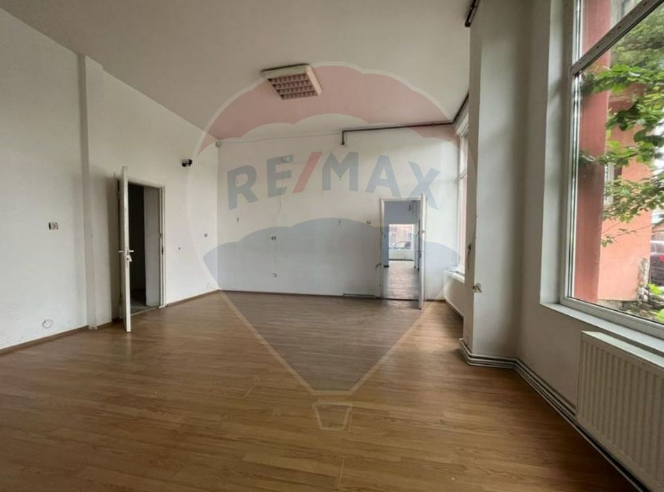 110sq.m Commercial Space for rent, Vasile Aaron area