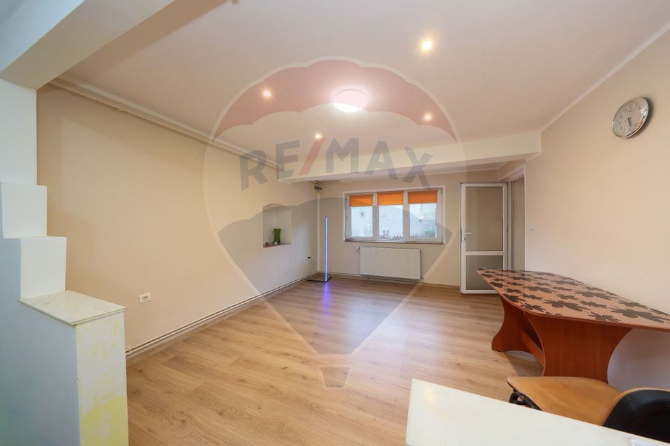 Casă 6 camere și teren 1200 mp