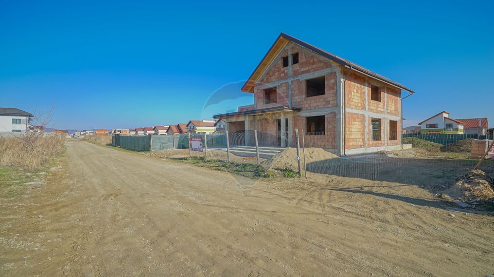 Villa in red, with 823sqm land in Cristian, Str C-tin Brâncoveanu