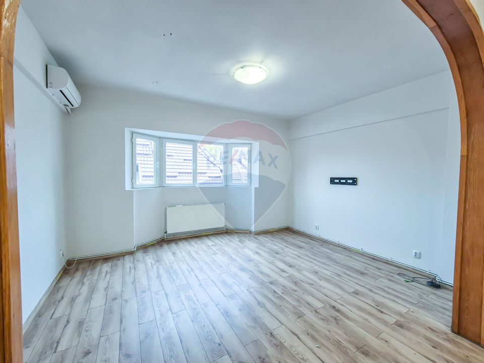 Apartament cu 4 camere de inchiriat, situat in zona Armenesca