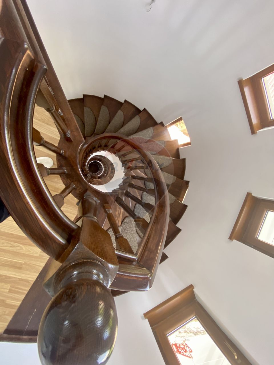 Casa / Vila cu 8 camere de închiriat în zona Aviatiei