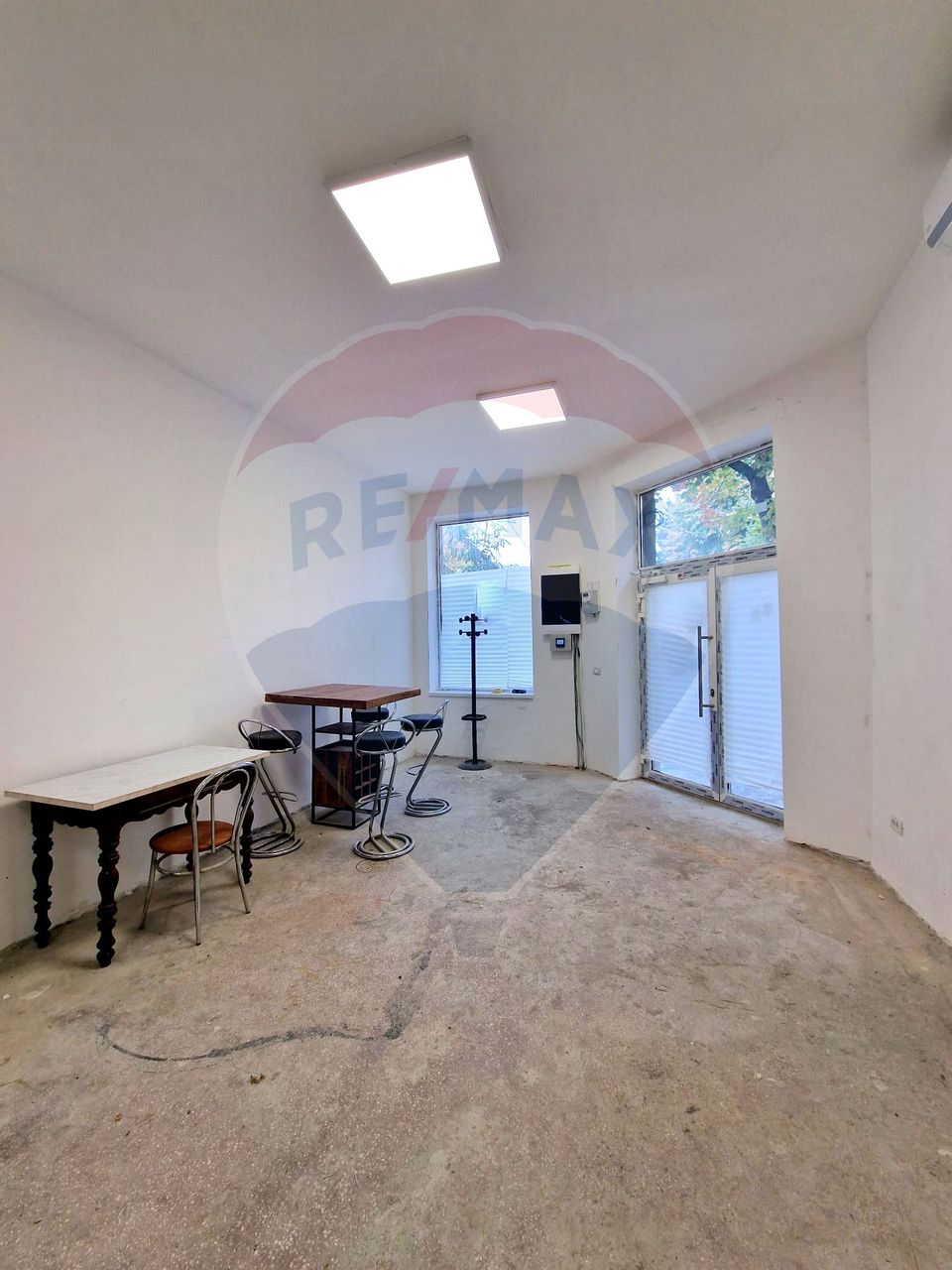 37.2sqm commercial space for rent in the Eroii Revolutiei area