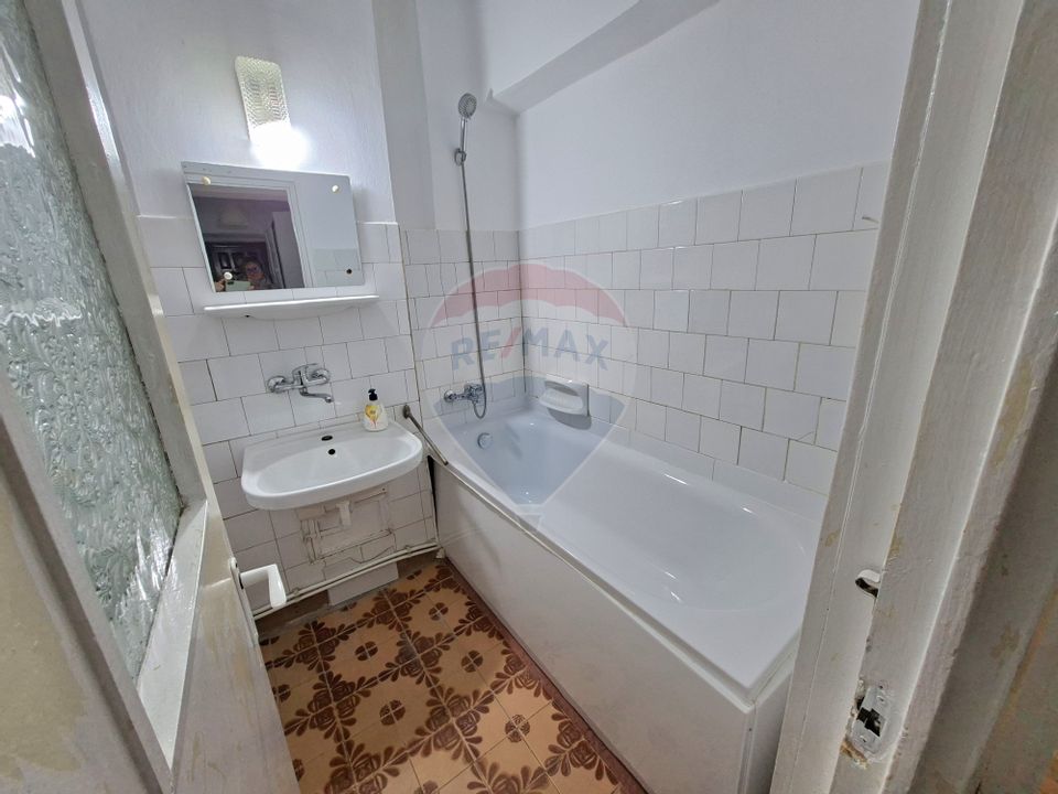 Apartament cu 3 camere de închiriat, zona Centrală, str. Mihai Viteazu