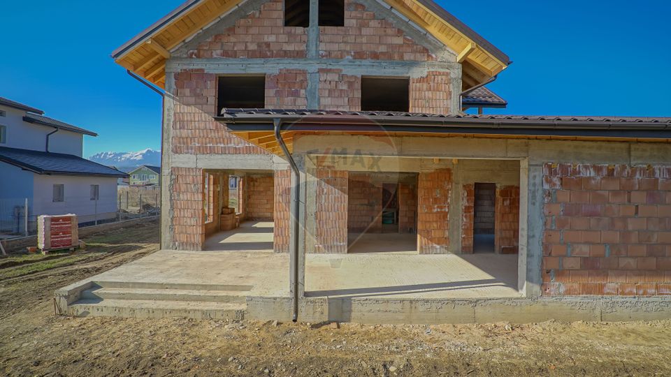 Villa in red, with 823sqm land in Cristian, Str C-tin Brâncoveanu