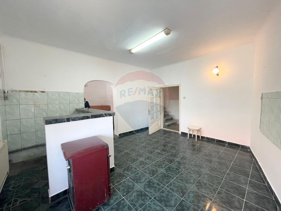 Casă cu 3 camere de vânzare în zona centrala comison 0%