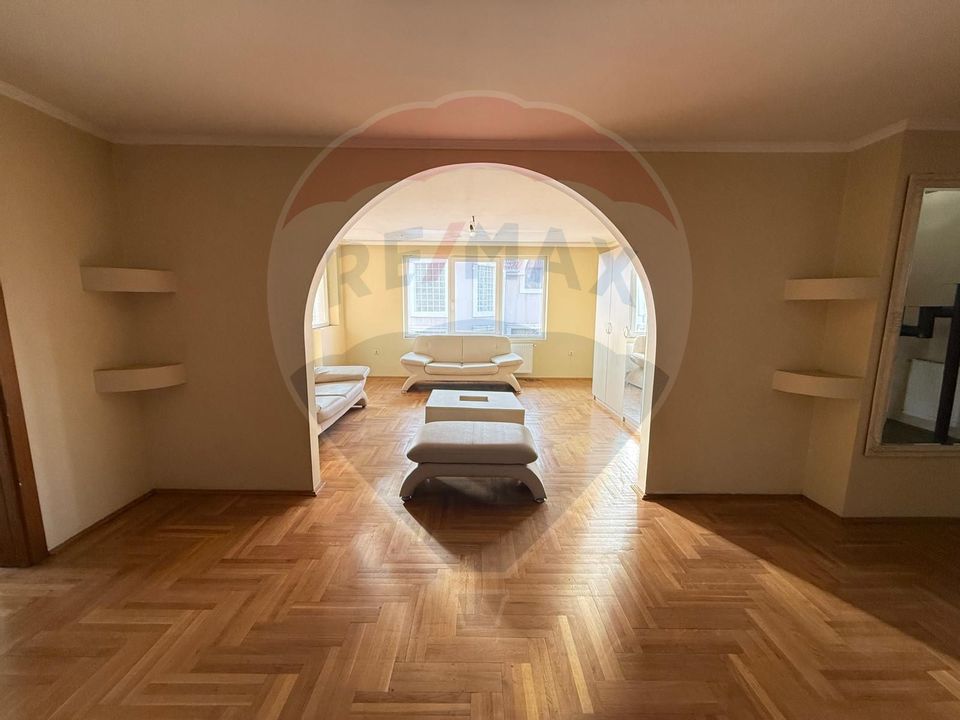 8 room House / Villa for sale