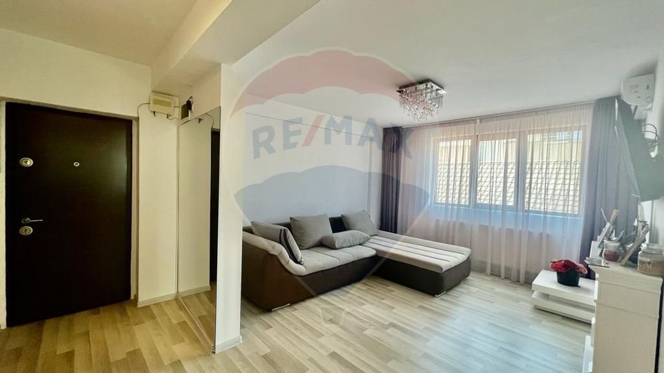 Apartament cu 3 camere si balcon - zona Bd. Laminorului
