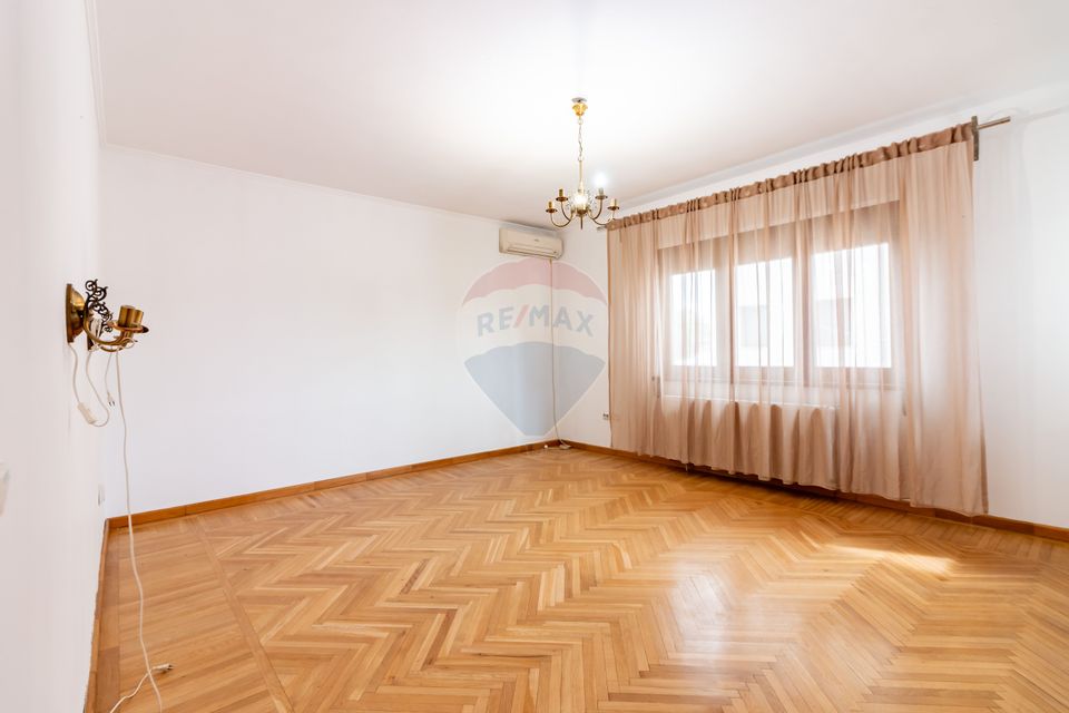 House / Villa with 13 rooms for rent in Pipera area