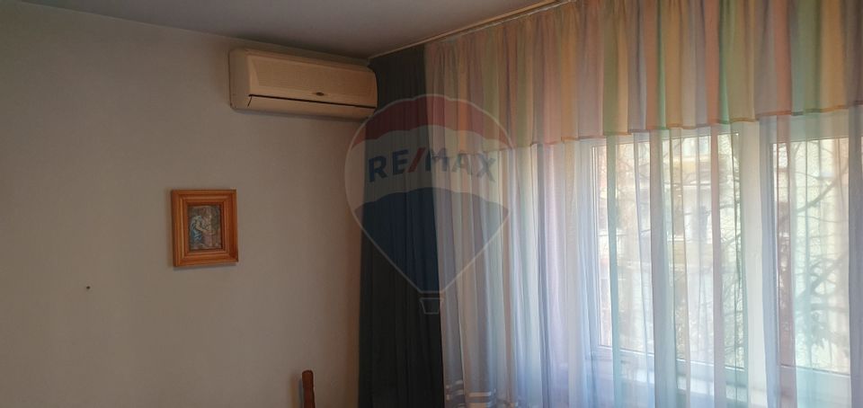 Apartament cu 3 camere de vânzare în zona 1 Mai