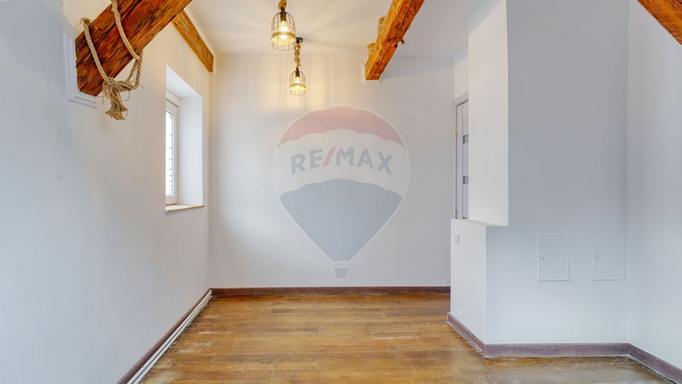 REZERVAT! Apartament generos, 6 camere, 3 băi, str Castelului