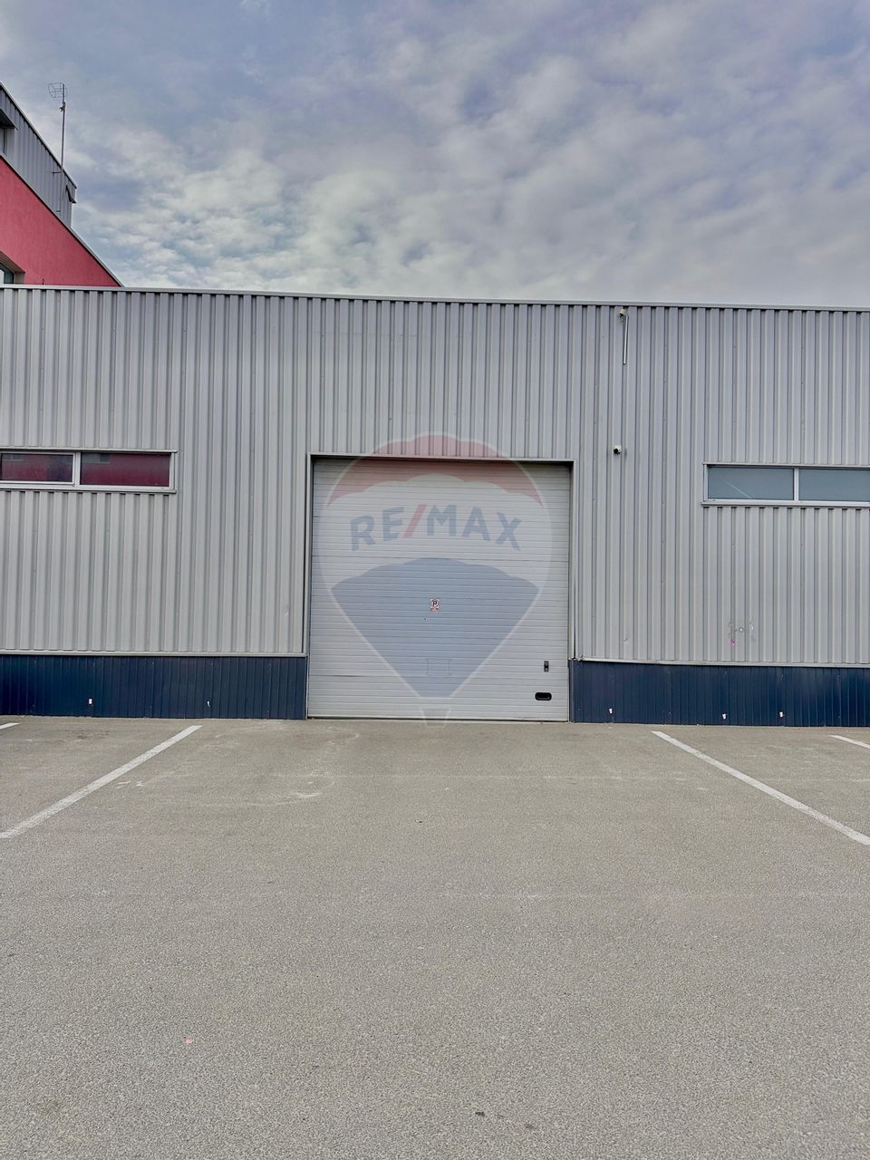 Hala de închiriat cu birouri în zona Micalaca